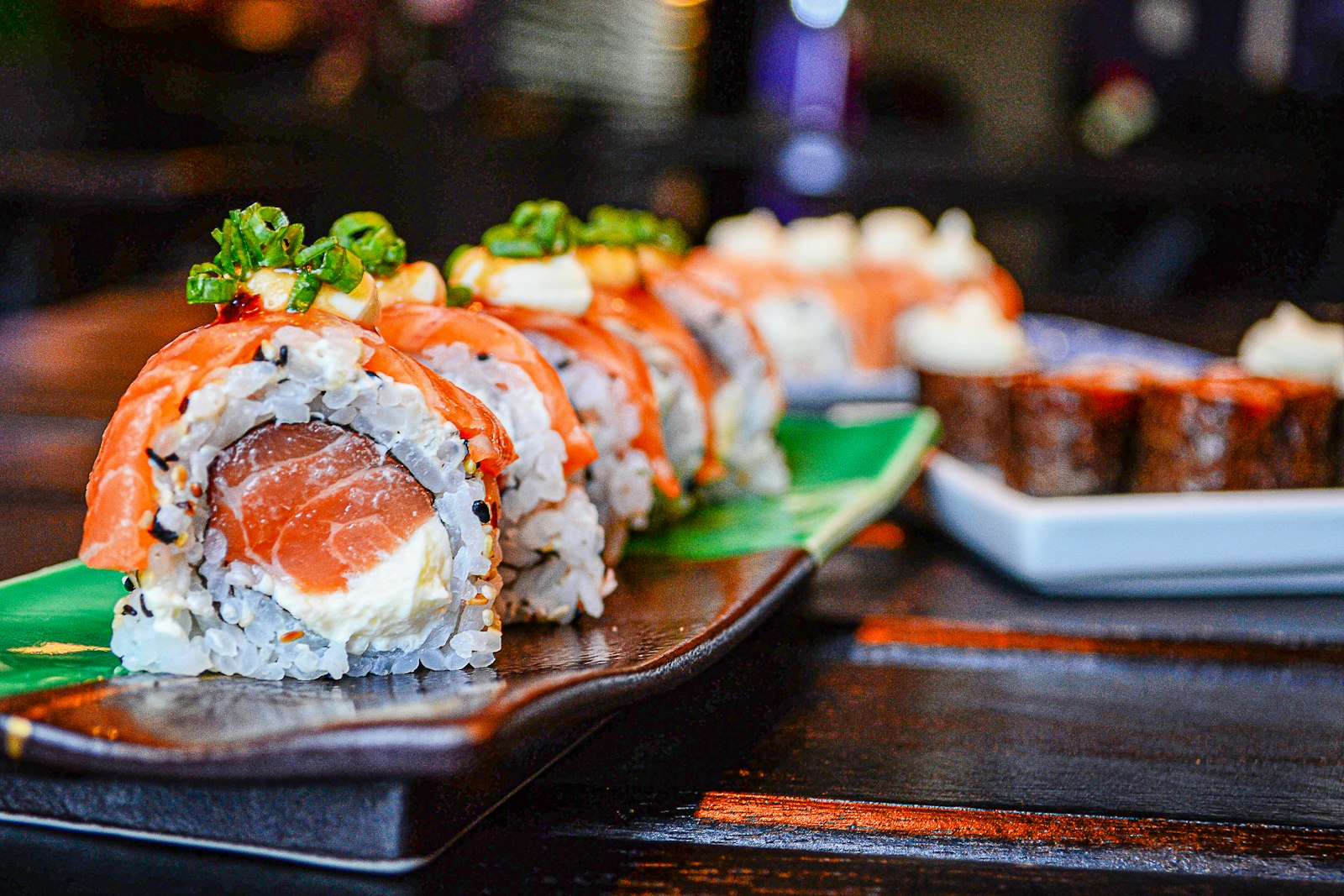 Salmon roll dengan isian melimpah khas Umaku Sushi