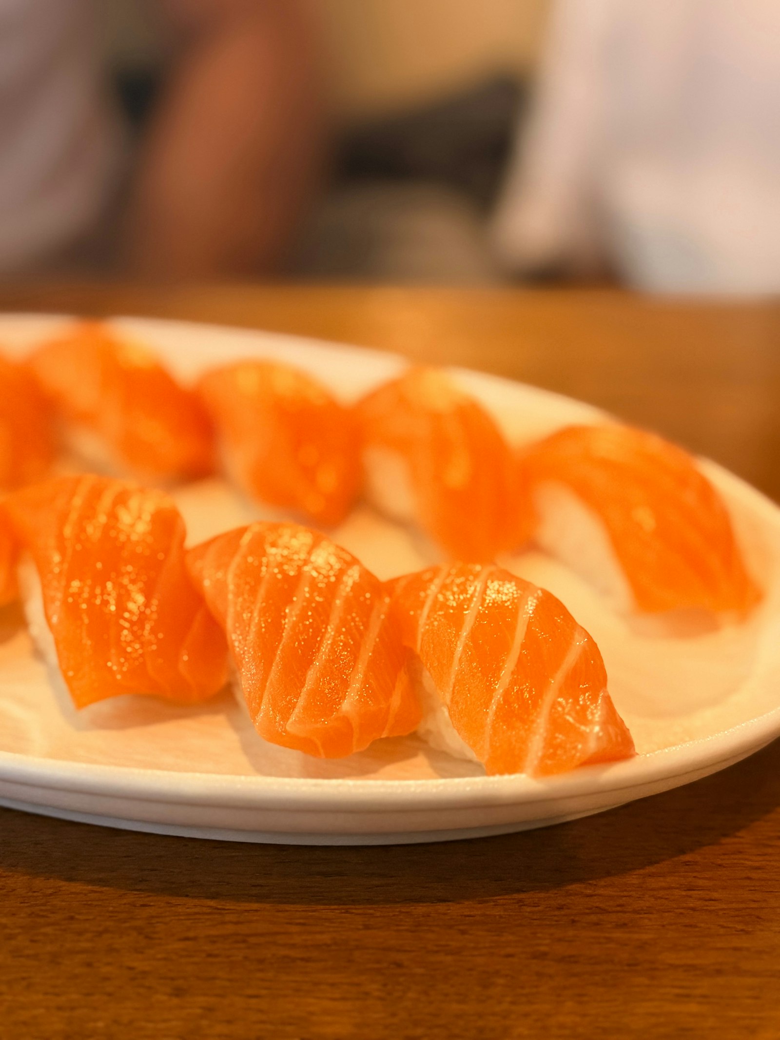 Sashimi salmon segar dengan potongan tebal khas Umaku Sushi